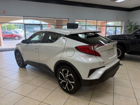 Used 2020 Toyota C-HR XLE FWD image 7