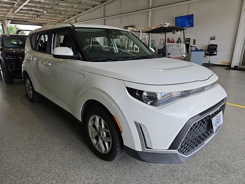 Used 2024 Kia Soul LX w/ Option Group 015 FWD image 2