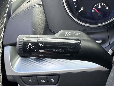 Used 2023 Kia Carnival LX image 27