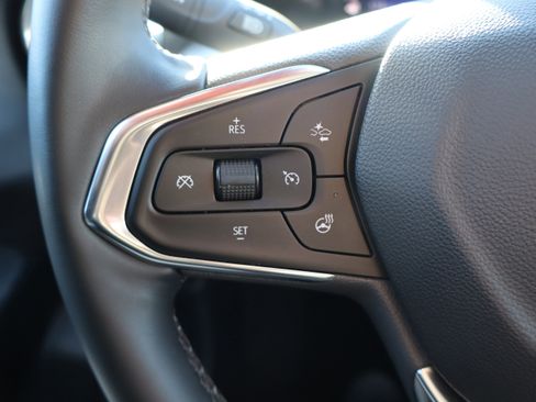 Used 2025 Chevrolet Trax LT w/ LT Convenience Package image 16