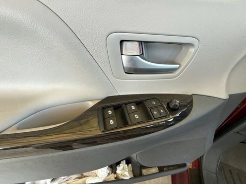Used 2016 Toyota Sienna XLE Premium FWD image 25