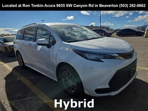 Used 2023 Toyota Sienna LE image 1