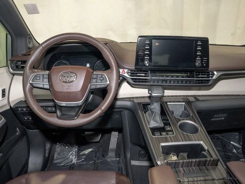 Used 2024 Toyota Sienna Platinum image 7
