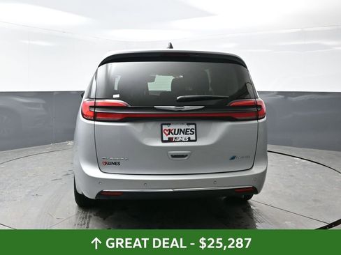 Used 2024 Chrysler Pacifica Limited FWD image 14