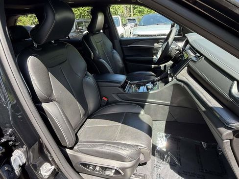 Used 2023 Jeep Grand Cherokee Overland w/ Luxury Tech Group IV AWD/4WD image 9