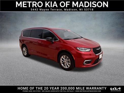 Used 2025 Chrysler Pacifica Select AWD/4WD image 8