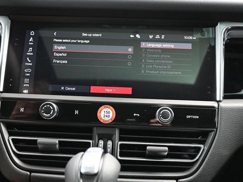 Certified 2026 Porsche Macan AWD/4WD image 8