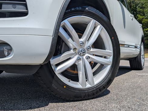 Used 2014 Volkswagen Touareg Executive AWD/4WD image 39