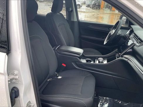 Used 2023 Jeep Grand Cherokee Laredo image 7