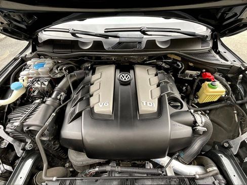 Used 2016 Volkswagen Touareg Sport image 9