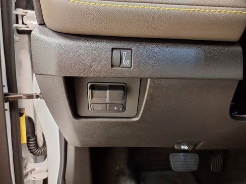 Used 2025 Chevrolet Colorado ZR2 w/ Technology Package AWD/4WD image 23