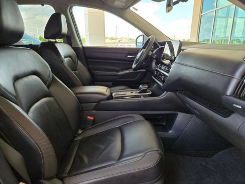 Used 2025 Nissan Pathfinder SL FWD image 27