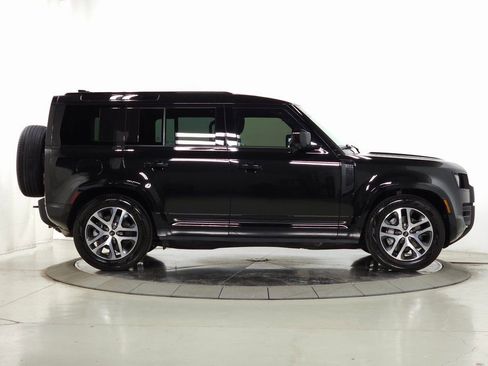 Used 2025 Land Rover Defender 110 X-Dynamic SE image 9