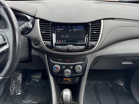 Used 2018 Chevrolet Trax LT w/ LT Convenience Package AWD/4WD image 2