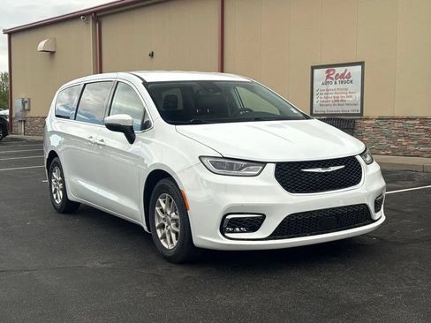 Used 2023 Chrysler Pacifica Touring-L FWD image 2