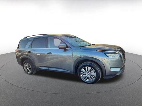 Used 2025 Nissan Pathfinder SV image 2