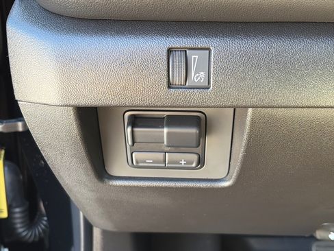 Used 2025 Chevrolet Colorado LT w/ Advanced Trailering Package AWD/4WD image 17