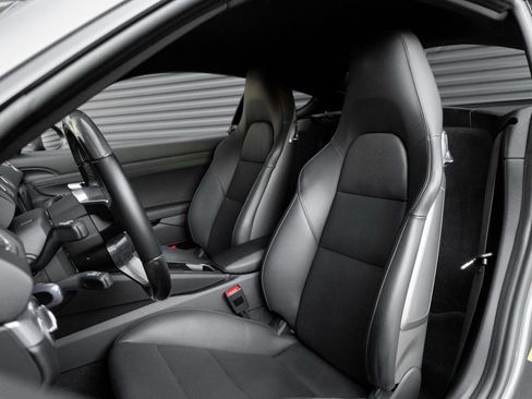 Used 2024 Porsche 718 Cayman image 5