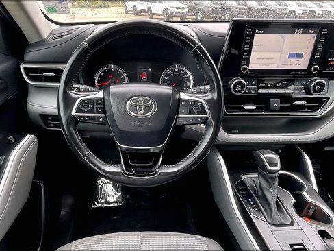 Used 2020 Toyota Highlander LE image 5