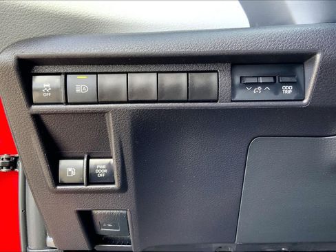 Used 2025 Toyota Sienna XLE w/ XLE Plus Package image 33