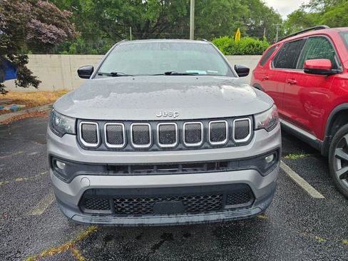 Used 2022 Jeep Compass Latitude FWD image 3