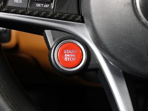 Used 2018 Alfa Romeo Giulia RWD image 19