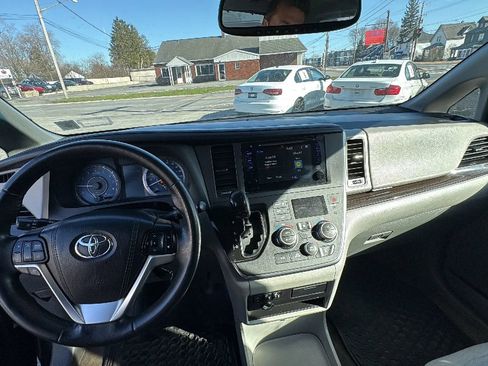 Used 2015 Toyota Sienna XLE image 20