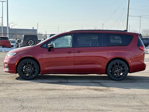 New 2026 Chrysler Pacifica Limited w/ S Appearance Package image 5