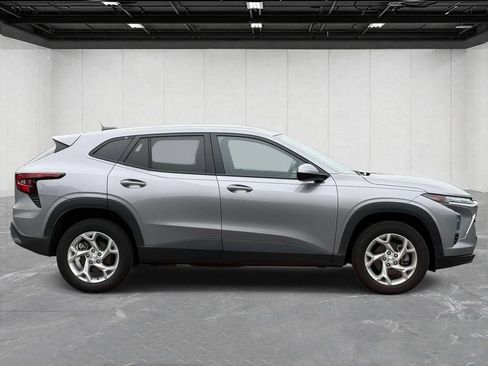 Used 2025 Chevrolet Trax LS w/ LS Convenience Package FWD image 2