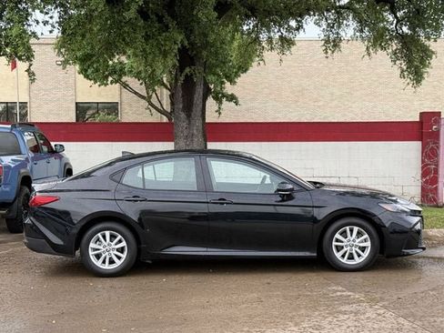 Used 2025 Toyota Camry LE image 3