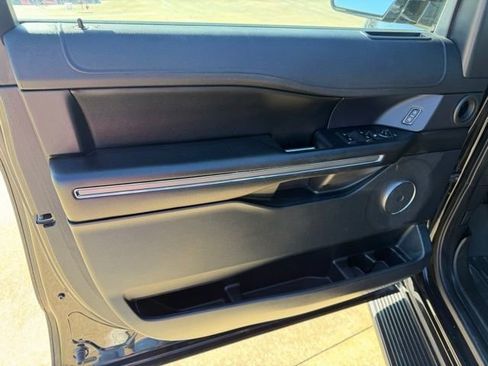 Used 2021 Ford Expedition XLT image 10