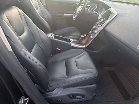 Used 2015 Volvo XC60 T6 w/ Proximity Package AWD/4WD image 29