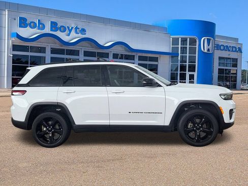 Used 2024 Jeep Grand Cherokee Altitude RWD image 4