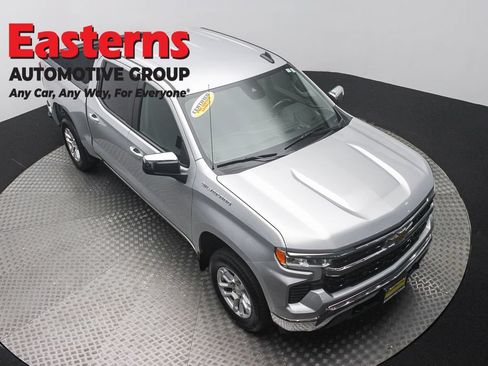 Used 2022 Chevrolet Silverado 1500 LT AWD/4WD image 3