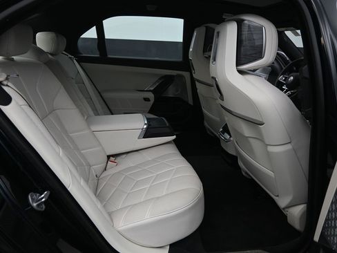 Certified 2023 BMW 760i xDrive image 31