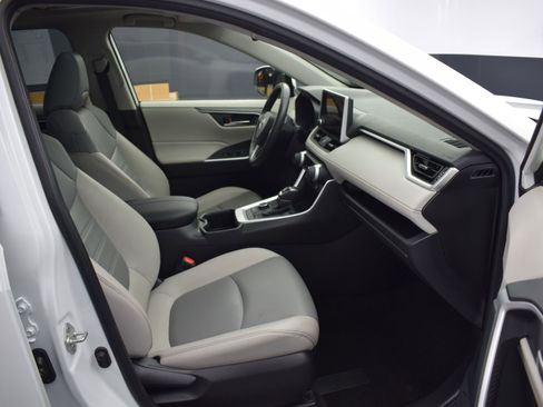 Used 2023 Toyota RAV4 XLE Premium image 10