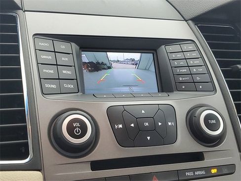 Used 2017 Ford Taurus SE image 28