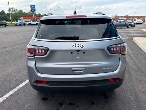 Used 2019 Jeep Compass Latitude FWD image 3