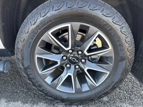 Used 2023 Chevrolet Tahoe Z71 w/ Luxury Package AWD/4WD image 6