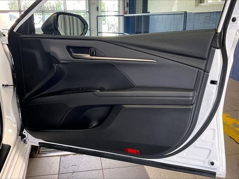 Used 2025 Toyota Camry SE FWD image 12