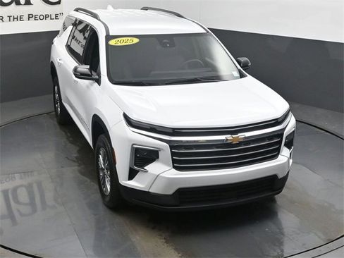 Used 2025 Chevrolet Traverse LT image 45