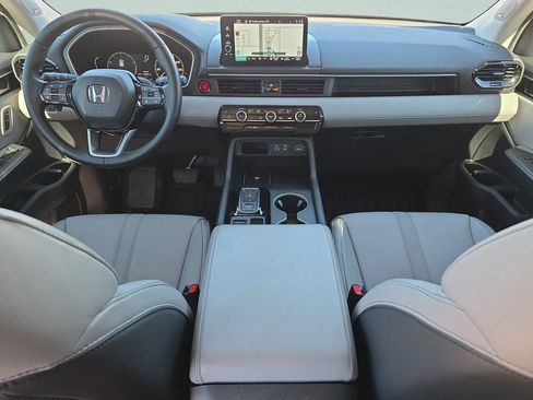 Used 2025 Honda Pilot Touring image 12