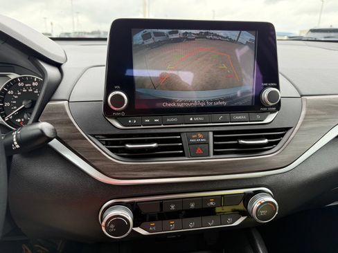 Used 2025 Nissan Altima 2.5 SV FWD image 16