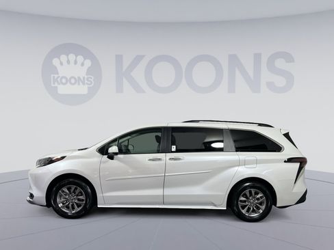 Used 2025 Toyota Sienna XLE image 2