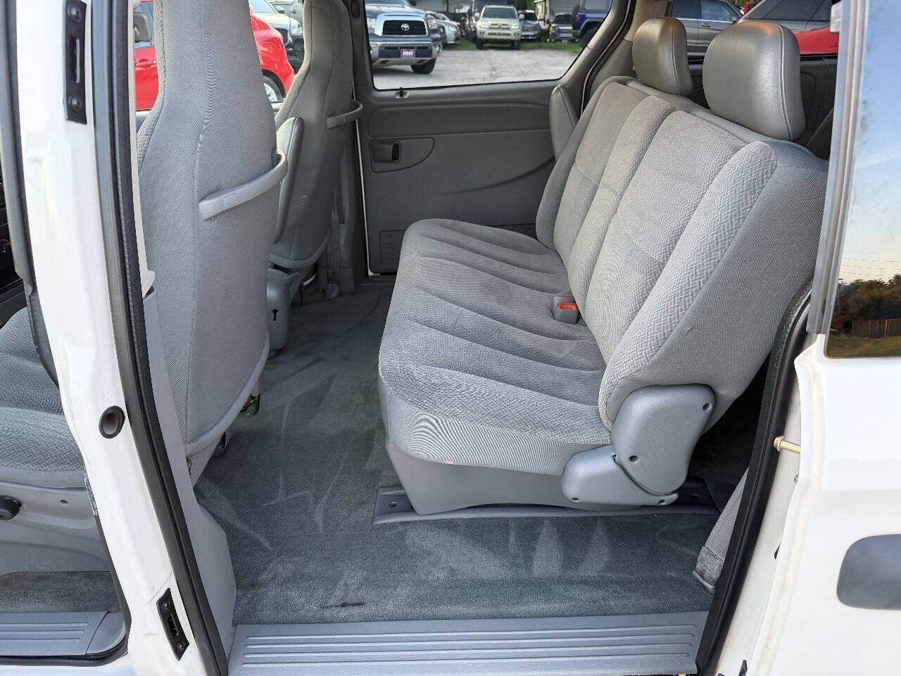 Used 2005 Dodge Caravan SE w/ Popular Equipment Group FWD image 12