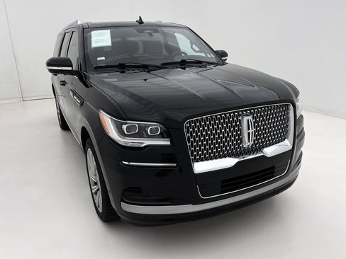 Used 2022 Lincoln Navigator L Reserve AWD/4WD image 3