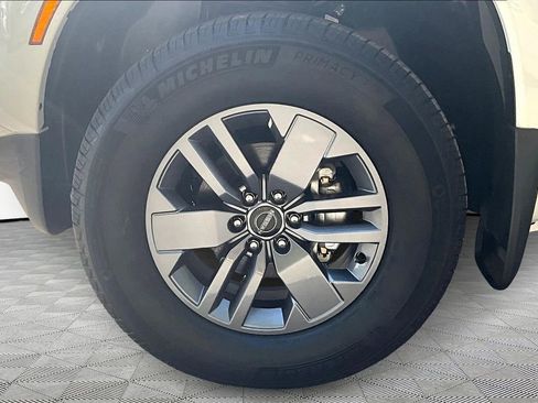 Used 2025 Nissan Frontier SV image 21