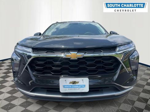 Used 2025 Chevrolet Trax LT w/ LT Convenience Package FWD image 2