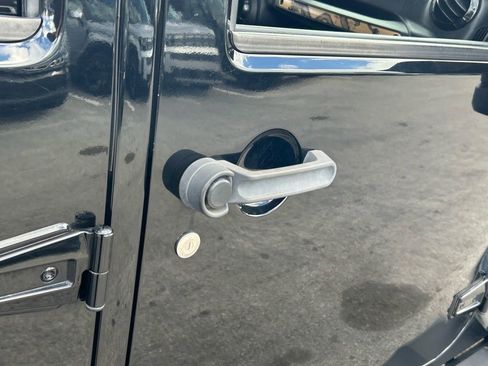 Used 2014 Jeep Wrangler Unlimited Sahara image 33