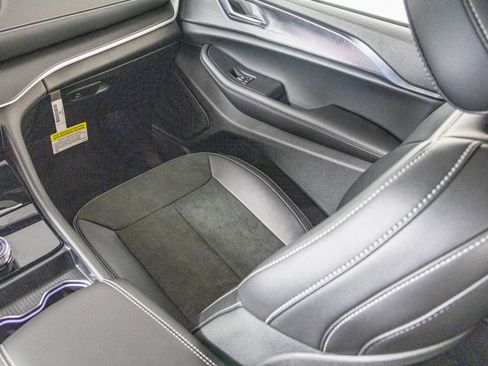 New 2025 Jeep Grand Cherokee Altitude image 34